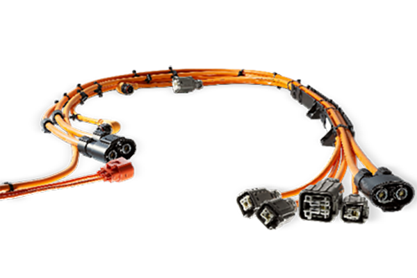 新能源高壓線(xiàn)束是指用于傳輸高壓電力和信號(hào)的電線(xiàn)束，通常用于電動(dòng)汽車(chē)、混合動(dòng)力汽車(chē)和其他新能源設(shè)備中。與傳統(tǒng)汽車(chē)相比，新能源車(chē)輛使用更高電壓的電力系統(tǒng)，因此需要使用高壓線(xiàn)束來(lái)傳輸電能。